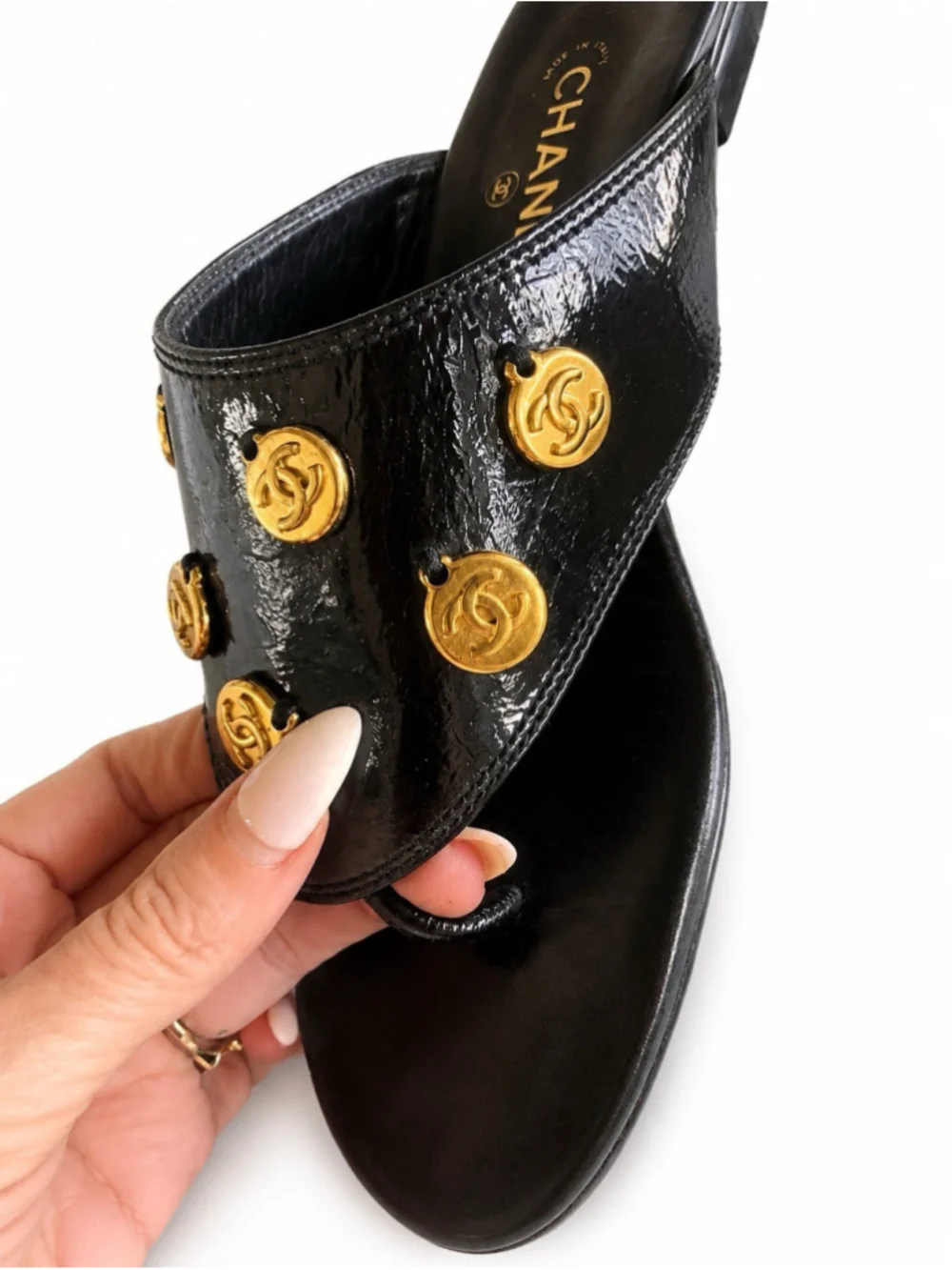 Rare Chanel CC Medallion Patent Leather Thong Sandals Black Italy 39.5 VTG